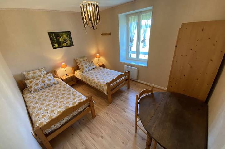 Gîte pour 6 personnes, avec jardin à Pont-de-Poitte - 2