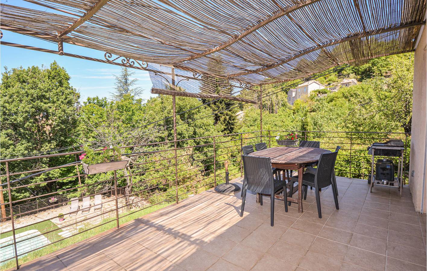 Retraite au bord de la piscine à Bordezac in Bordezac, Parc national des Cévennes