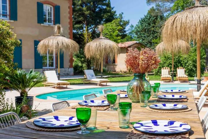 Location de vacances pour 15 personnes, avec terrasse ainsi que jardin et piscine à Pontevès