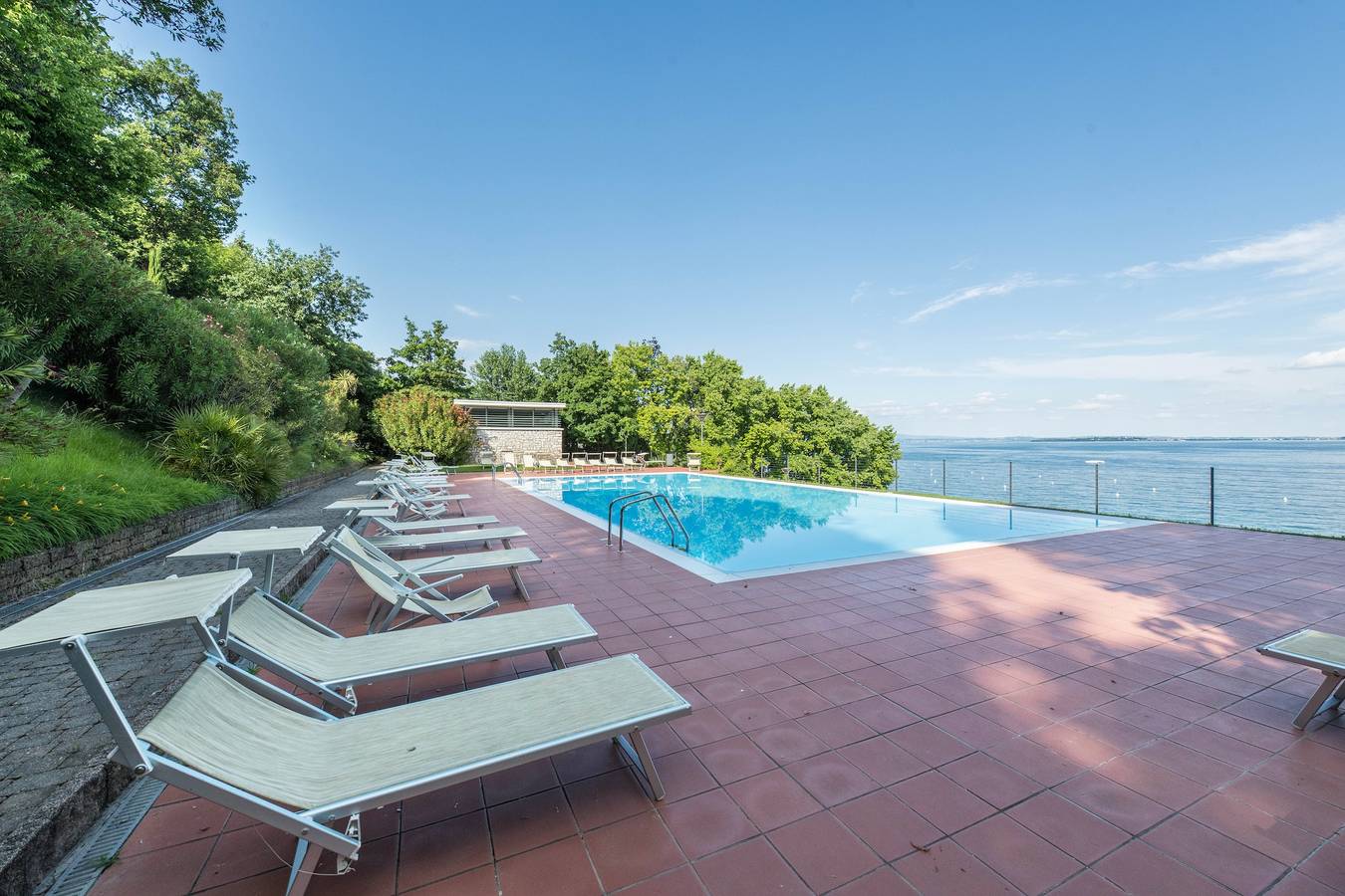 Geheel appartement, Appartement 'Appartamento Gardazzurro' met privézwembad, wifi en airconditioning in Padenghe sul Garda, Garda Bergen