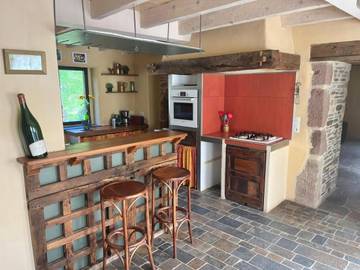 Location de vacances pour 9 personnes, avec terrasse à Sébrazac