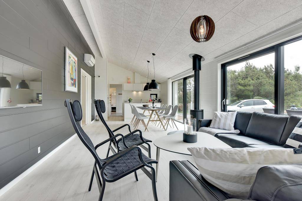 Auf einem Dünengrundstück gelegenes Ferienhaus mit hohen Decken in Henne, Varde