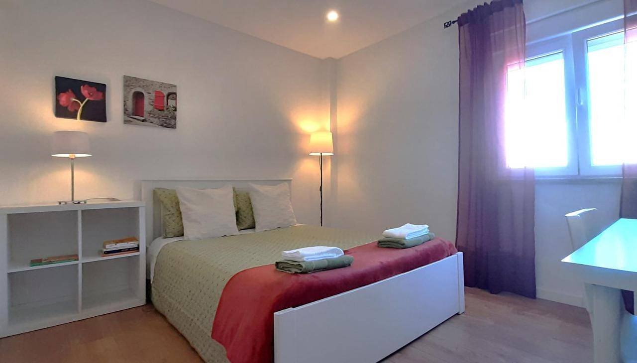 Apartamento de férias inteiro, Double Room with Shared Bathroom in Benfica, Lisboa