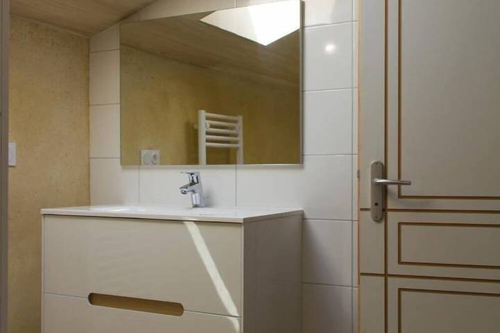 Ganze Wohnung, Chambre d'hôtes Family 5 pers Jacuzzi 18' Puy du Fou Le Puy Carmin in Bazoges-en-Paillers, Loire-Tal