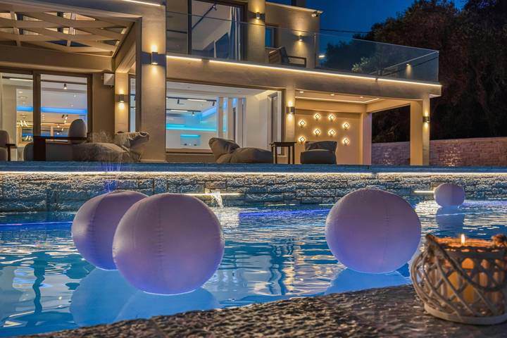 Location de vacances pour 12 personnes, avec piscine et sauna ainsi que terrasse et jardin dans Kassiopi - 3