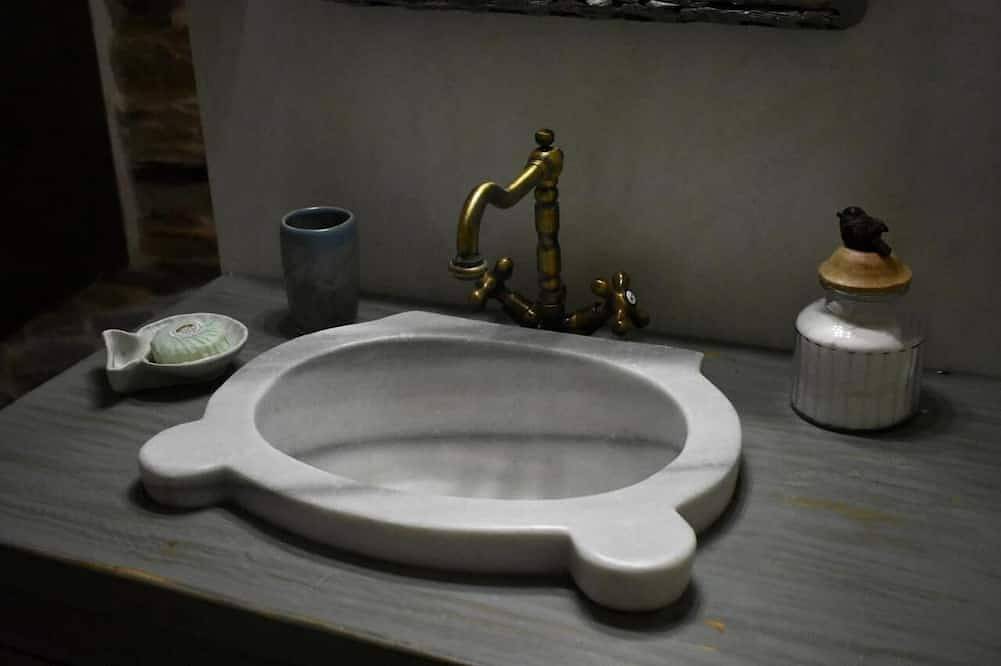 Secret isolated stone house in Kea 2' away from the beach in Kea