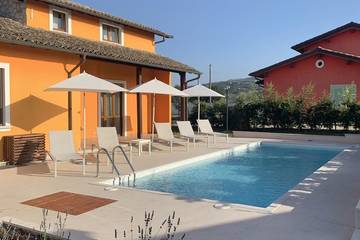 Location de vacances pour 7 personnes, avec jardin à Paternopoli