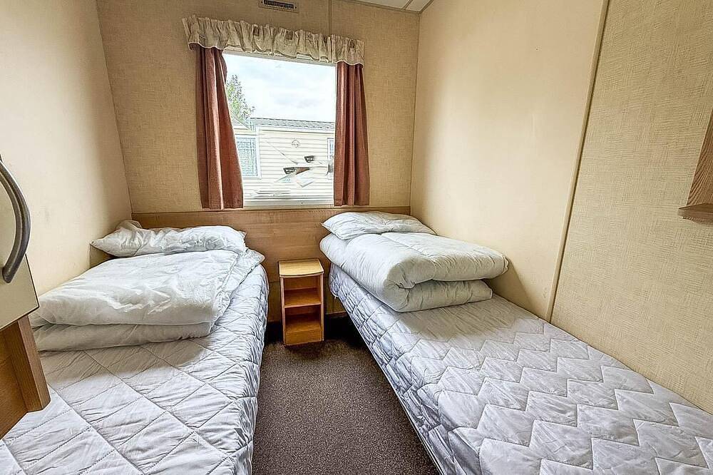 Lovely 8 berth caravan at St Osyth Beach Holiday Park in St Osyth, Essex