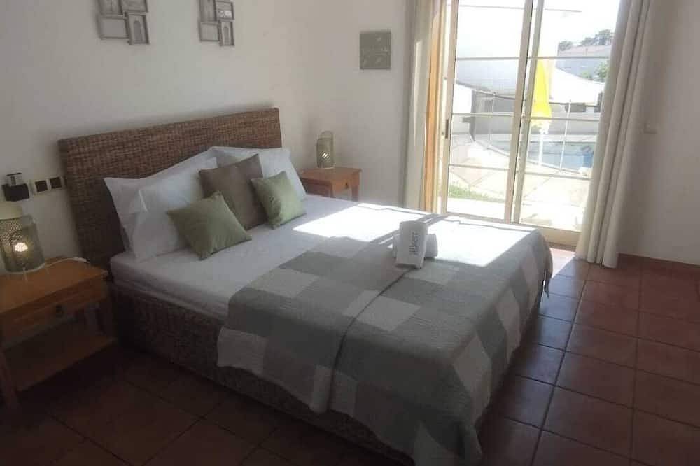 Villa Alvor near the beach with 4 suites in Alvor, Faro District