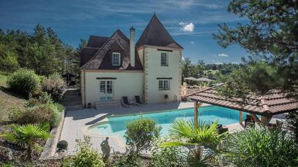 Gîte pour 15 personnes, avec piscine ainsi que terrasse et balcon/terrasse, animaux acceptés à Monplaisant
