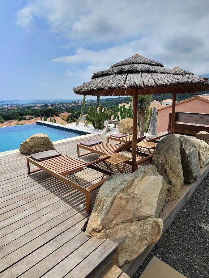 Villa pour 10 personnes, avec terrasse et vue ainsi que jardin et piscine, animaux acceptés