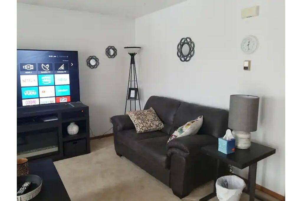 Ganze Wohnung, Spacious 1 Br Apartment located above a Salon. in Bismarck, Burleigh County