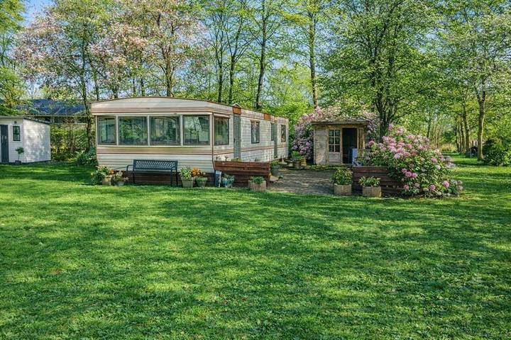 Camping voor 5 personen, with Terras and Tuin as well as Zwembad and Uitzicht in Nationaal Park De Alde Feanen