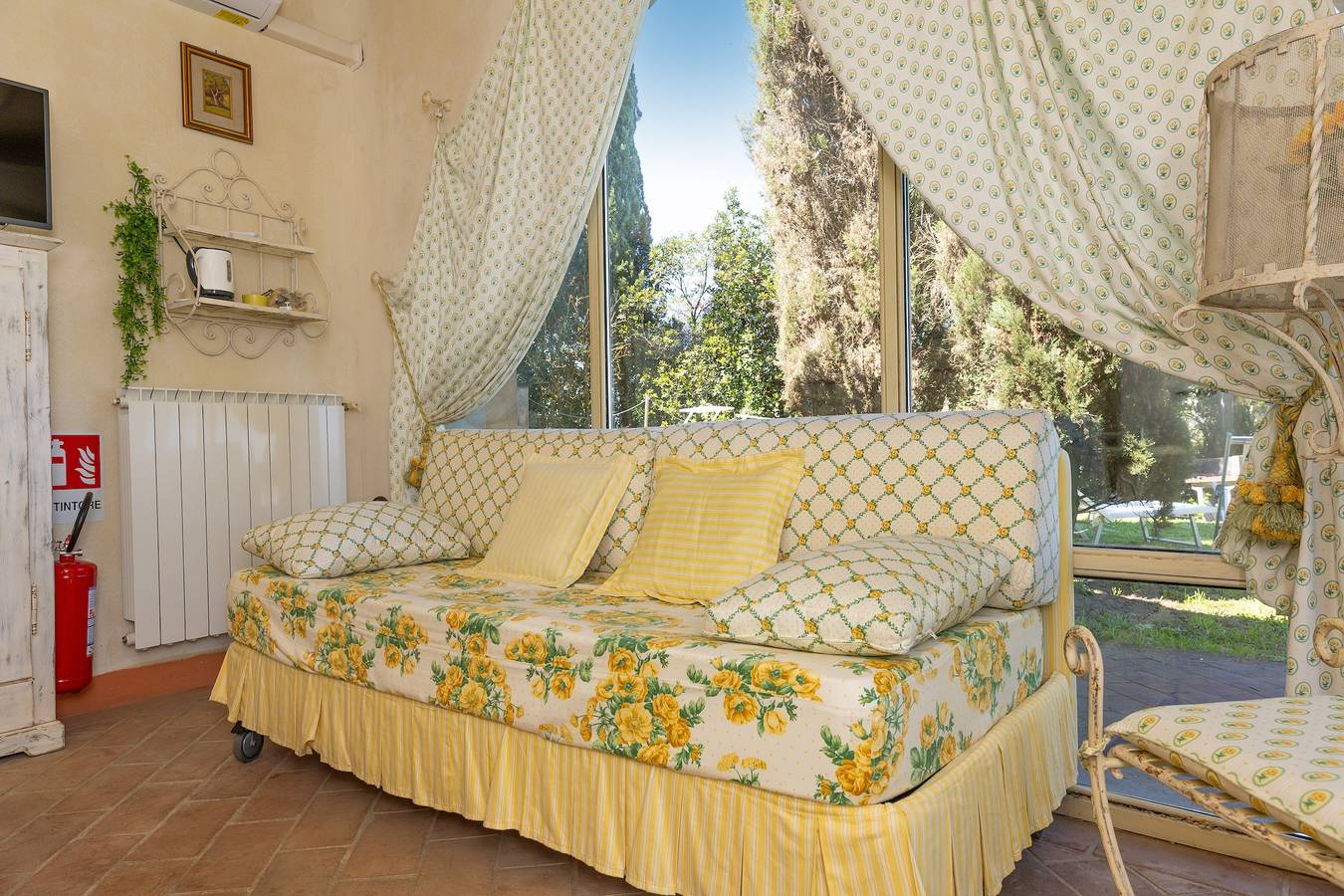 Entire apartment, San Giovanni R. Apartment 3 Beppa with Private Garden, Wi-Fi and Air Conditioning in Peccioli, Pisa Province