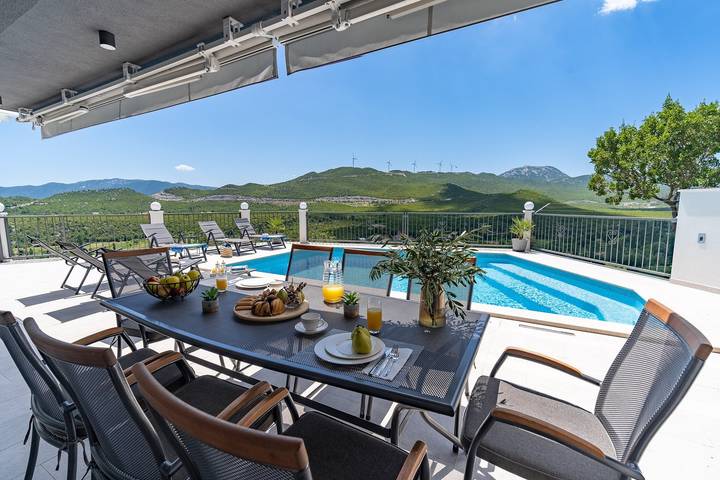 Villa Neda - moderne und komfortable Unterkunft mit beheiztem Pool mit Massage, Whirlpool, Infrarotsauna, Blick auf Cetina und die natürliche Umgebung des Hinterlandes von Omiš in Dalmatinisches Zagora