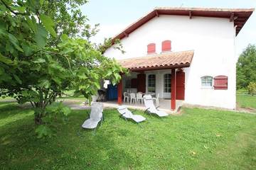 Gîte pour 10 personnes, avec jardin à Urcuit