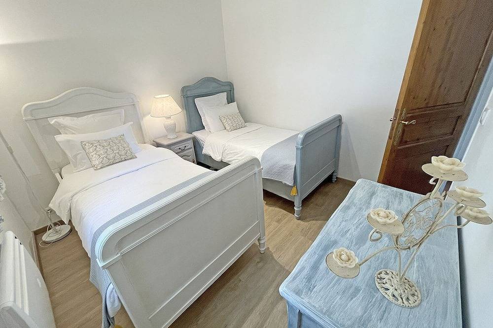 Villa Isabella - Haven of peace with swimming pool and panoramic view. sleeps 4 in Sillans-la-Cascade, Brignoles region