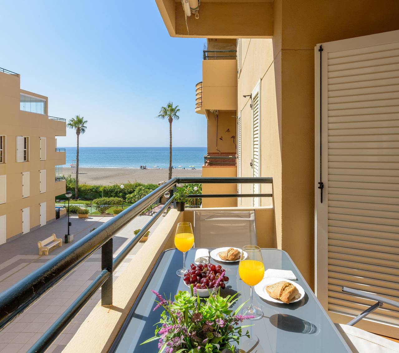 Ganze Wohnung, Ferienwohnung für 4 Personen mit Terrasse in Playa de Benajarafe, Vélez-Málaga