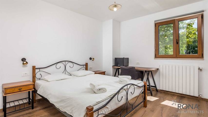 Ferienwohnung für 2 Personen, mit Terrasse und Garten sowie Pool und Seeblick in Buzet
