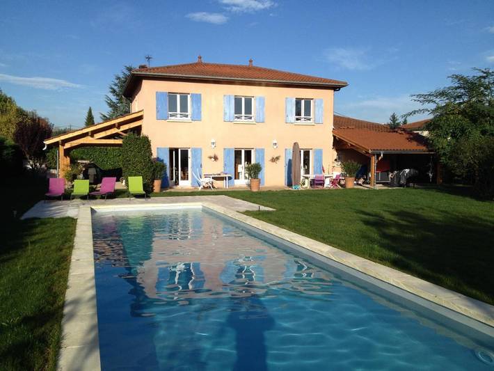 Location de vacances pour 8 personnes, avec vue ainsi que piscine et terrasse à Sain-Bel