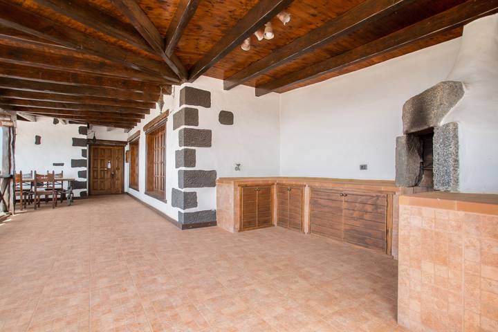 Appartement entier, Charmant appartement "7" avec terrasse, piscine communautaire et Wi-Fi in La Asomada, Tías