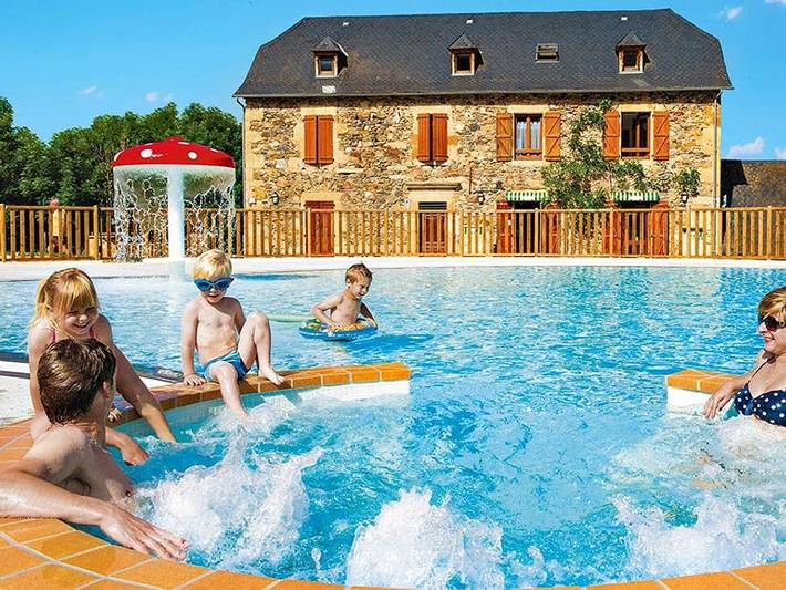 Camping pour 4 personnes, avec Jacuzzi et Terrasse