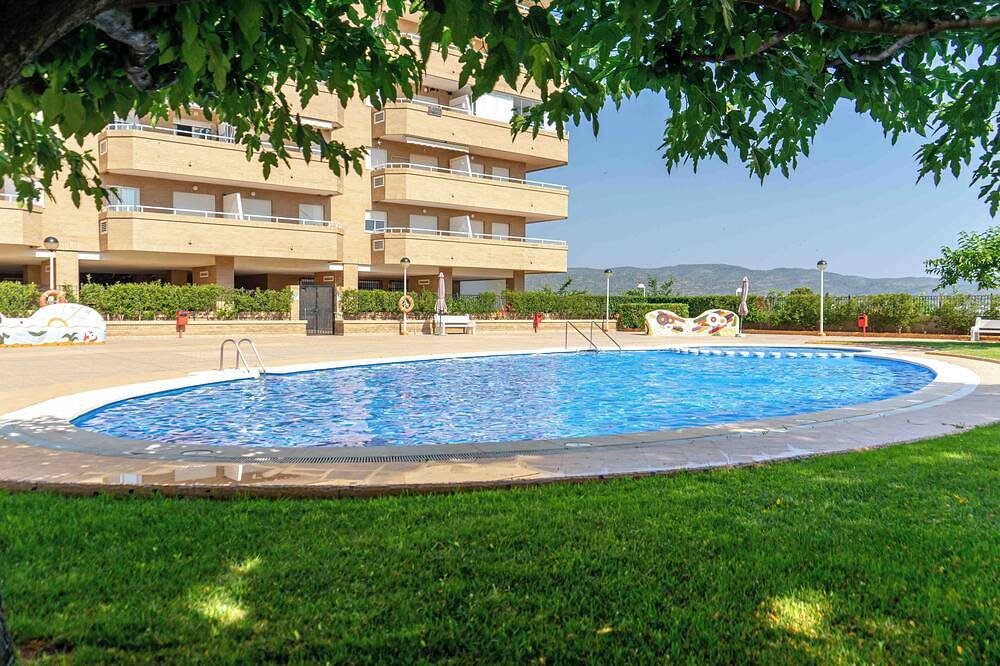 Apartamento inteiro, Apt. for 5 people with swimming pool, terrace, Ac, Wifi and free parking in Cabanes, Costa del Azahar