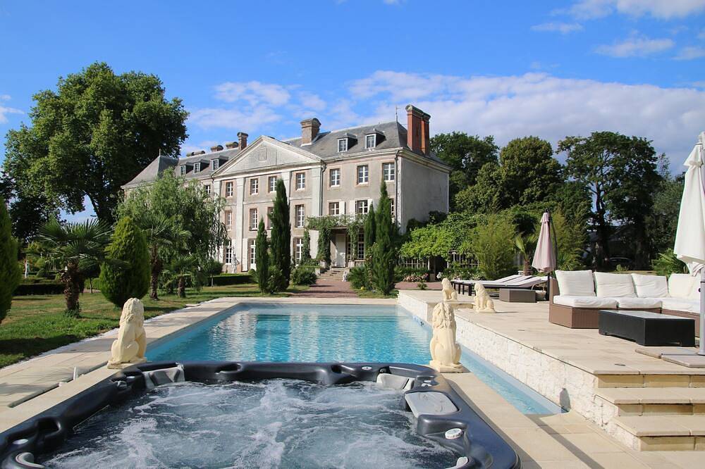 Vivre Comme La Royauté Dans Un Chateau Du 18ème Siecle Restaure Au Coeur De La Loire in Vezins, Région de Cholet