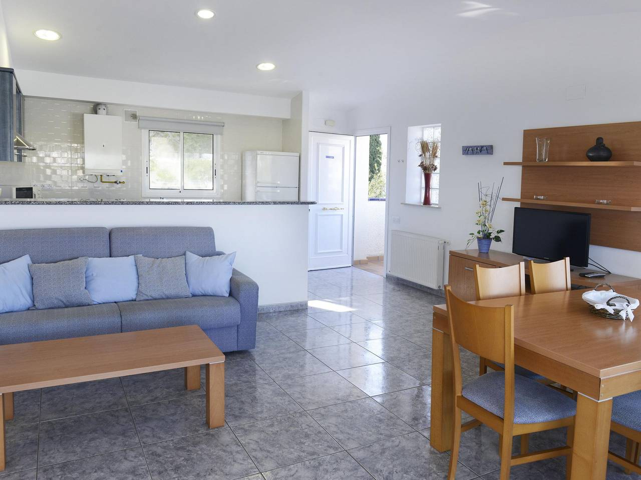 Apartamento entero, Vinya Farella 5 - Fantástico ático con gran terraza, vista al mar, garaje, satélite y wifi. in Llansá, Alt Empordà