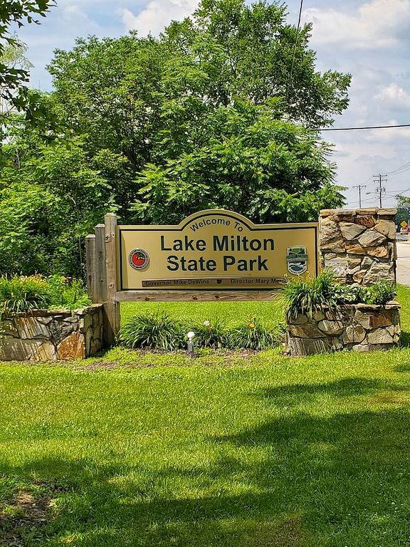 Sunset cottage complete w/large deck, fire pit and mins away from public beach in Mahoning County