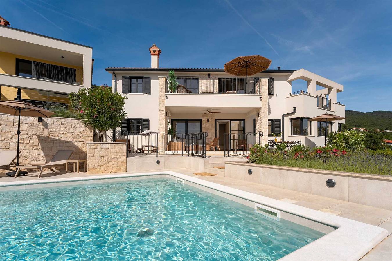 Villa voor 8 personen met balkon in Raša, Oostkust Istrië