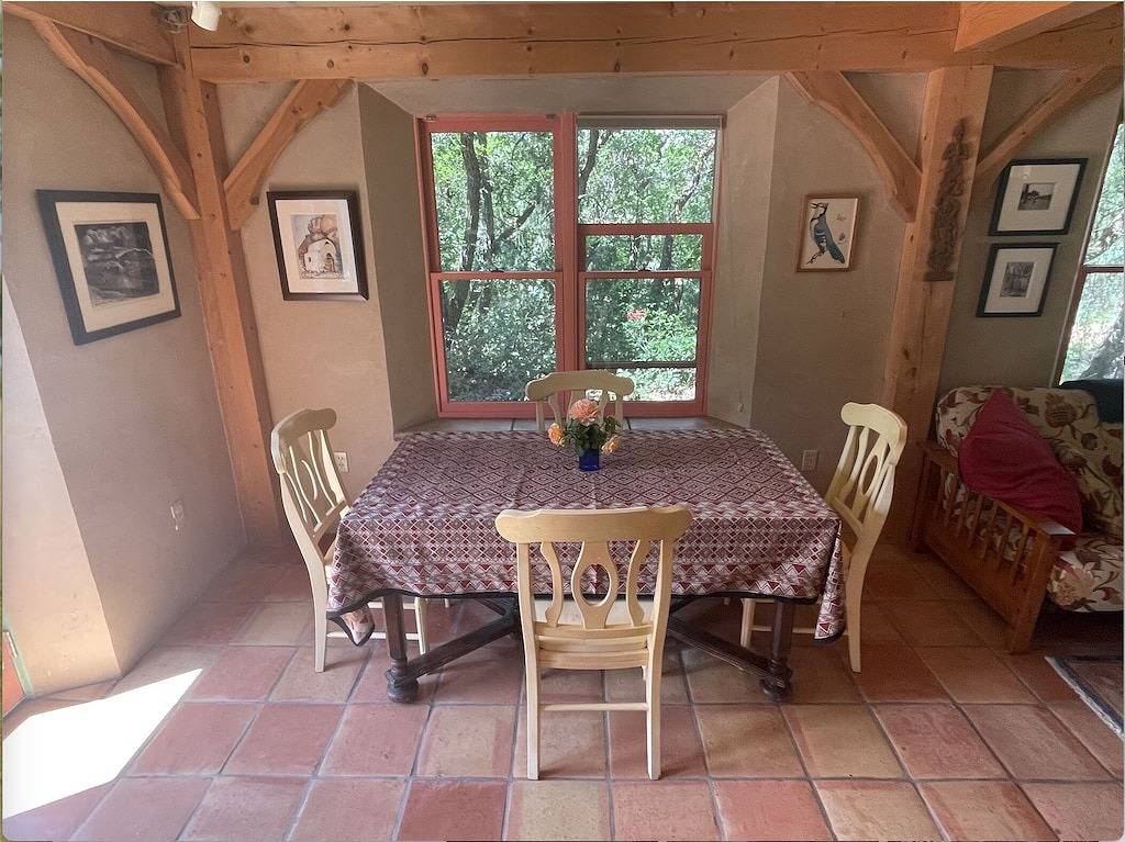 Unübertroffene Nachthimmel und frische Bergluft in einem traditionellen Dorf in Cañada de los Alamos, Santa Fe County