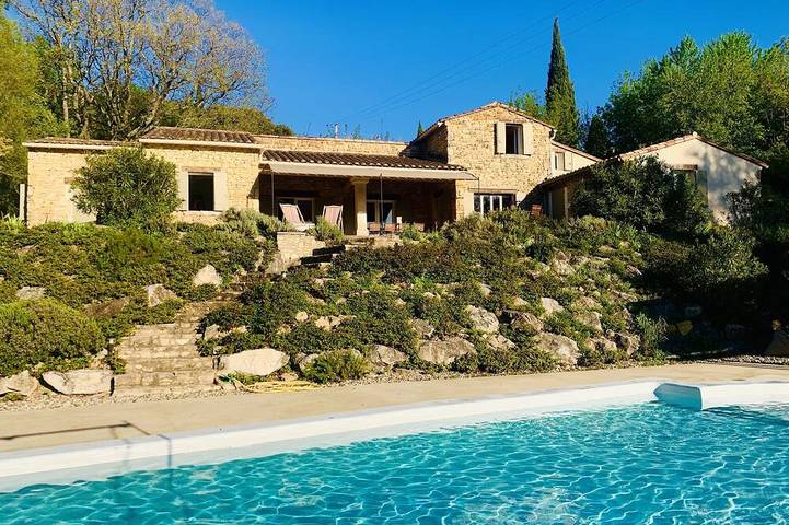 Location de vacances pour 12 personnes, avec terrasse et jardin à Saint-André-d'Olérargues