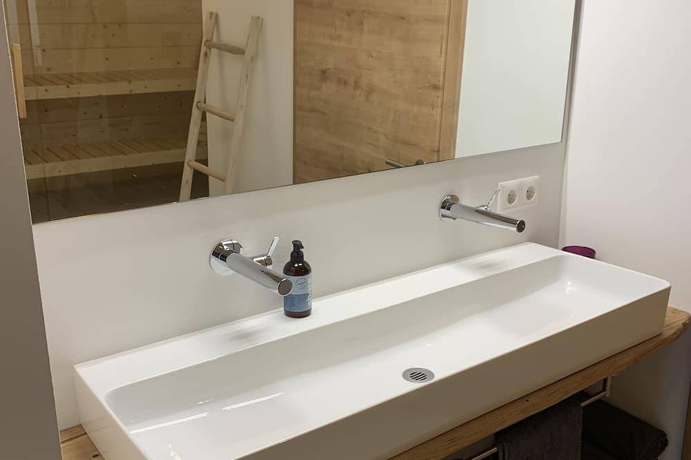 Ganze Wohnung, Luxus Wohlfühlappartement mit Sauna am Feldrand für 4 Personen (max. 6 möglich) in Wertach, Bayerisch Schwaben
