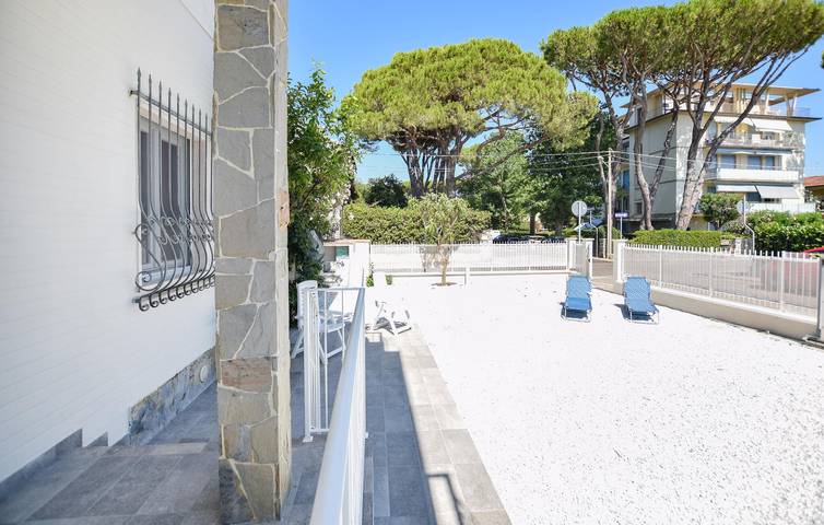 Apartamento vacacional entero, Apartamento con jardín, aire acondicionado, aparcamiento y WiFi a 1,5 km de la playa in Lido di Camaiore, Camaiore