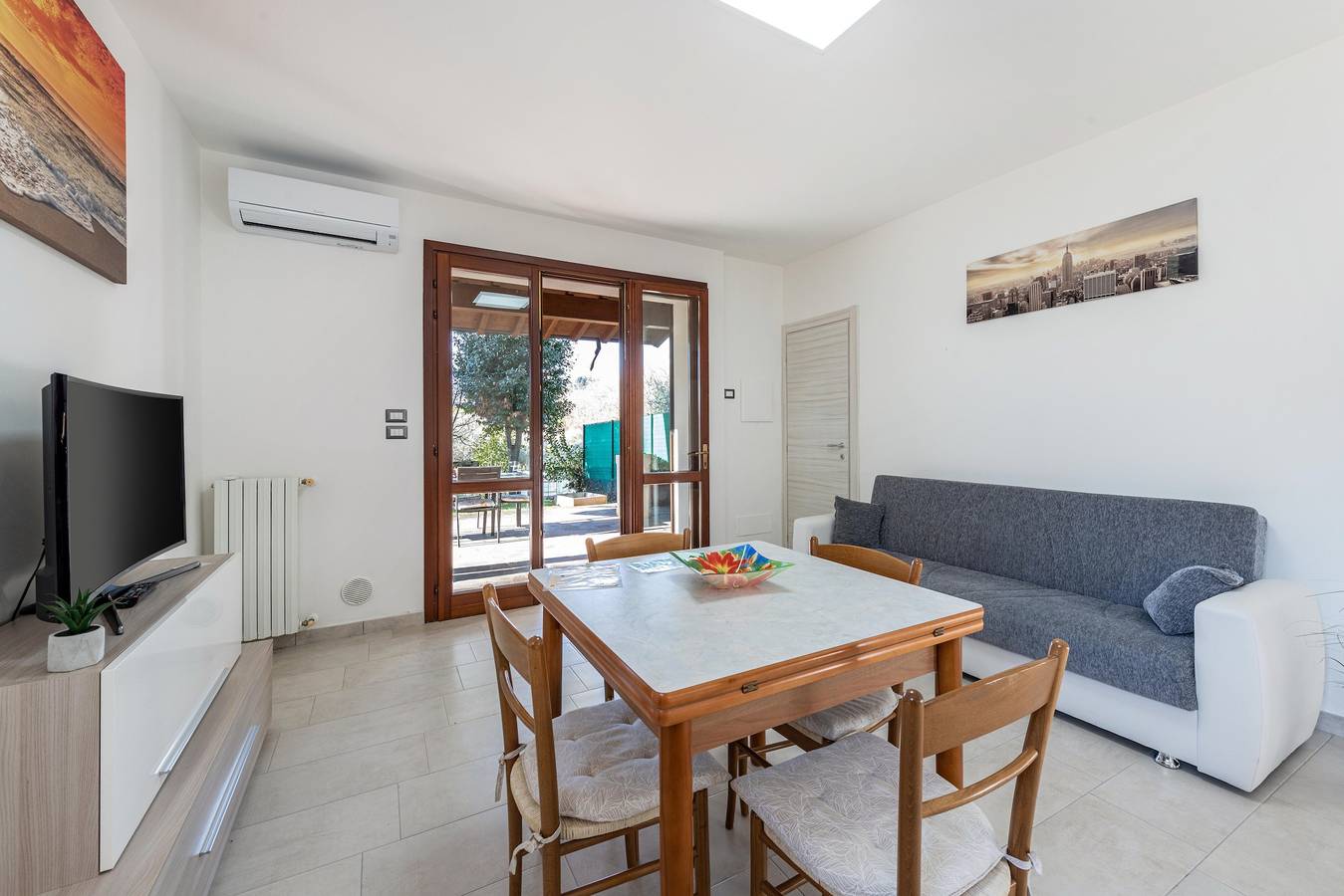 Ganze Wohnung, Apartment 'Al Porto Terrace nahe am See' mit privater Terrasse, Wlan und Klimaanlage in San Felice del Benaco, Gardasee-Berge