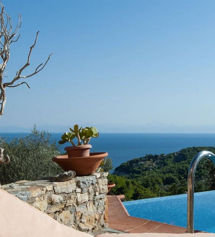 Location de vacances pour 4 personnes, avec vue sur l’océan et terrasse ainsi que piscine et jardin dans Alonissos - 2