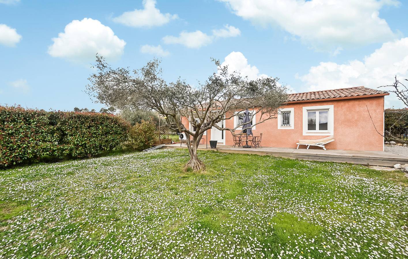 Acogedor apartamento con piscina y aparcamiento, a 1,5 km del centro de Combas in Combas, Region de Nimes