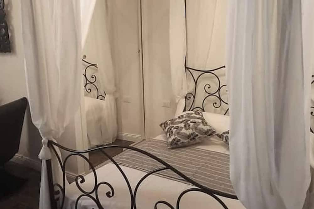 Entire apartment, Apartment 'Appartamento Luxury - Torre' with Air Conditioning in Terracina, Agro Pontino
