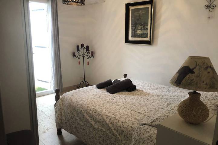 Appartement entier, Appartement tout confort avec cour à proximité du centre et de la plage. in Saintes-Maries-de-la-Mer, Côte méditerranéenne (France)