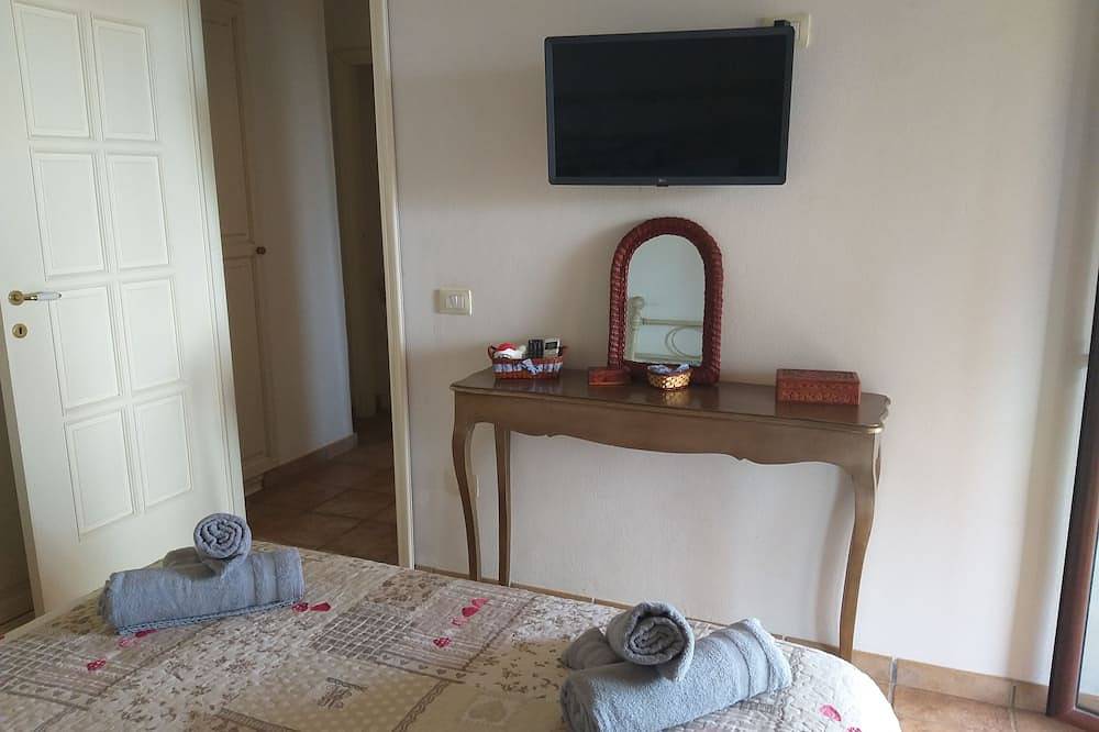 Villa with housekeeper 200 m from the sea in Porto Columbu (1 km from Pula in Porto Columbu, Sarroch