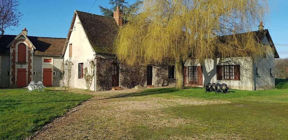 Location de vacances pour 7 personnes, avec Terrasse ainsi que Jardin et Vue à La Celle-Guenand