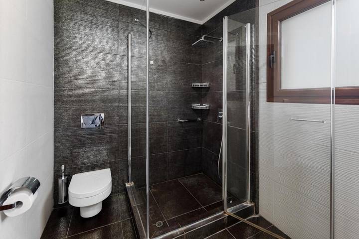 Location de vacances pour 12 personnes, avec piscine ainsi que vue et jardin dans Saronida - 4