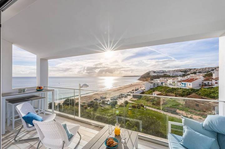 Holiday rental for 6 people, with balcony and garden as well as hot tub in Salema