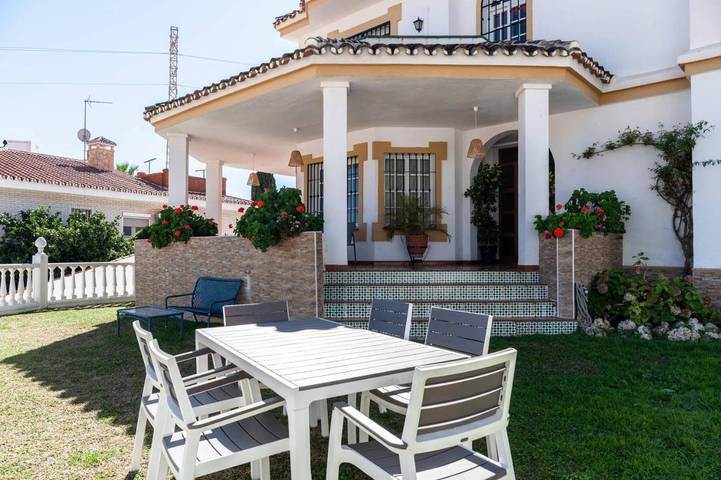 Casa rural para 12 personas, con piscina además de jardín y jacuzzi en Rincón de la Victoria