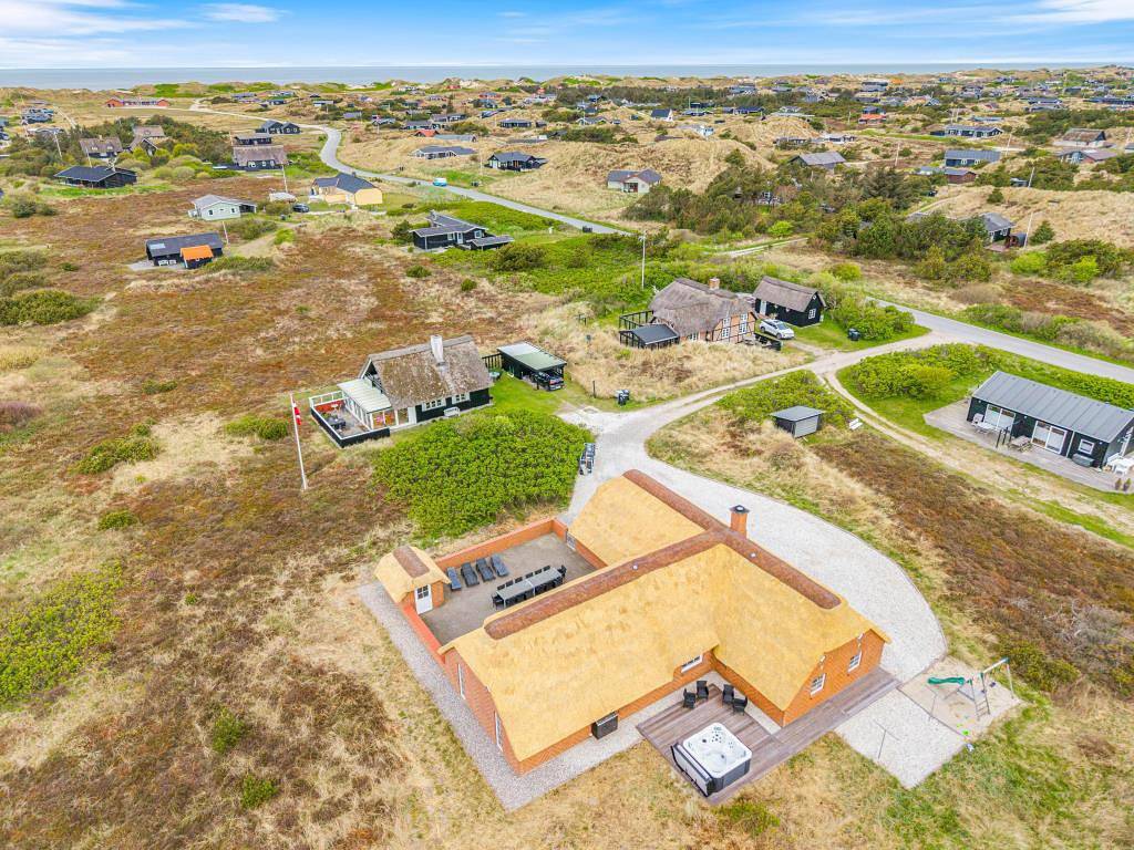 Modern holiday home with pool for 16 guests and 2 dogs in Søndervig, Holmsland Klit