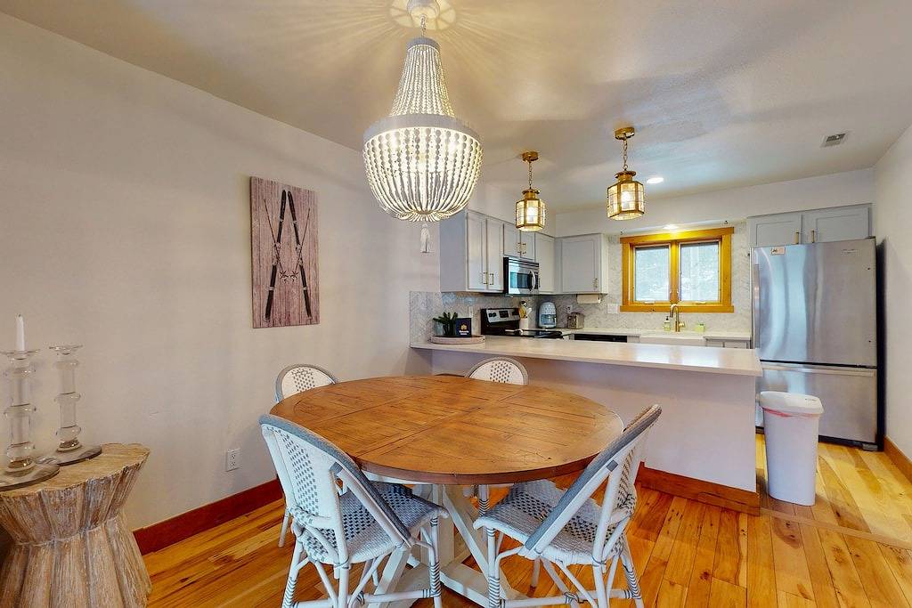 Ganze Wohnung, Chic Mountain View Condo w / Luxus endet - in der Nähe von Skifahren, auf Buslinie! in Eagle-Vail, Beaver Creek