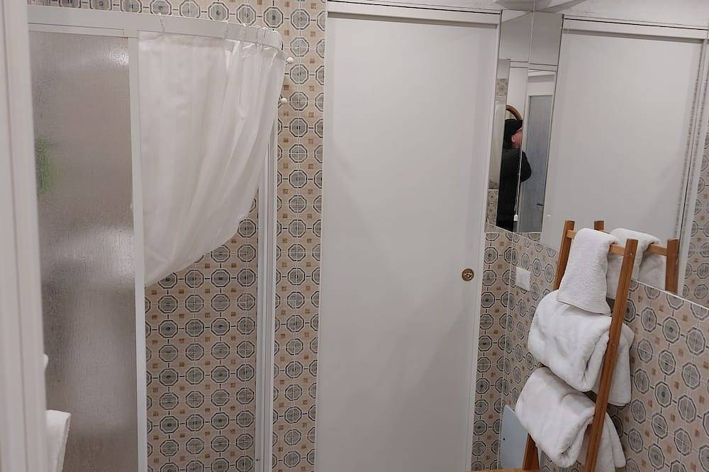 Appartement entier, In the heart of a medieval French village. One bed apartment. Pet friendly in Cipières, Région de Cannes
