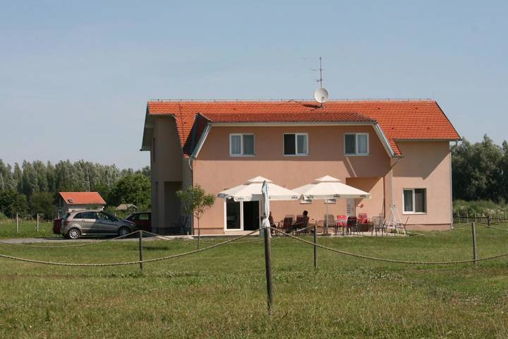 Maison d’hôte pour 2 personnes, avec terrasse ainsi que jardin et vue dans Slavonie