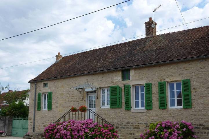 Gîte pour 6 personnes, avec jardin et balcon à Pouillenay